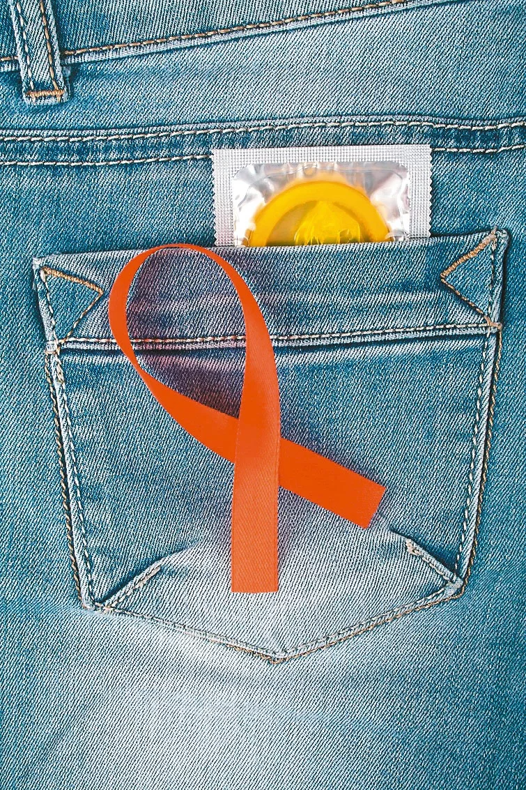 預防子宮頸癌有三道防線：安全性行為、疫苗、定期篩檢，可降低HPV病毒對國人的威脅...