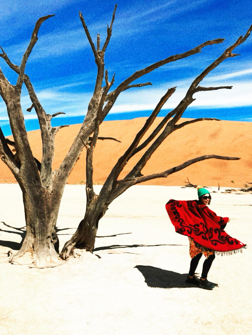 作家雪兒在納米比亞死亡谷的旅遊照。 圖／雪兒Cher