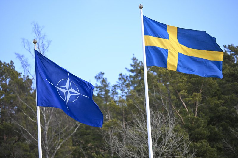 北約今天在總部升起瑞典國旗，歡迎這個頗具軍力的第32個成員。北約秘書長史托騰伯格表示瑞典入會強化了盟國反制俄羅斯侵略野心。歐新社