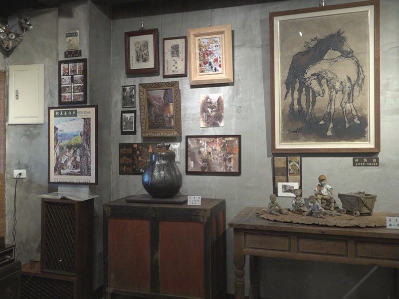 九份鄉土館三連棟展廳，展出館長賴志賢40多年來的收藏作品，還有在地藝術家二十多位作品聯展。 圖／觀天下有線電視提供