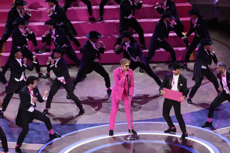 萊恩葛斯林率領65名演員、舞者一起熱唱「Barbie芭比」插曲「I'm Just Ken」。(美聯社)