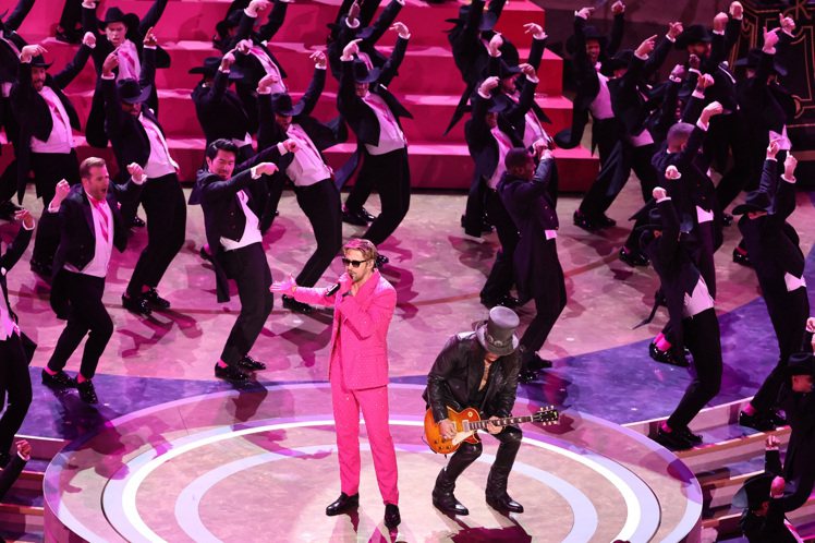 萊恩葛斯林率領65名演員、舞者一起熱唱「Barbie芭比」插曲「I'm Just Ken」。(路透)