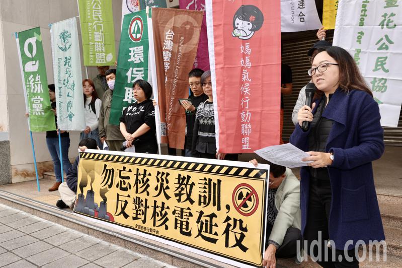 綠色公民行動聯盟秘書長崔情欣（右一）表示，今天是3月11日，也是福島核災的13周年，因此全國廢核行動平台在此舉辦記者會，提醒台灣社會勿忘核災教訓。記者黃義書／攝影