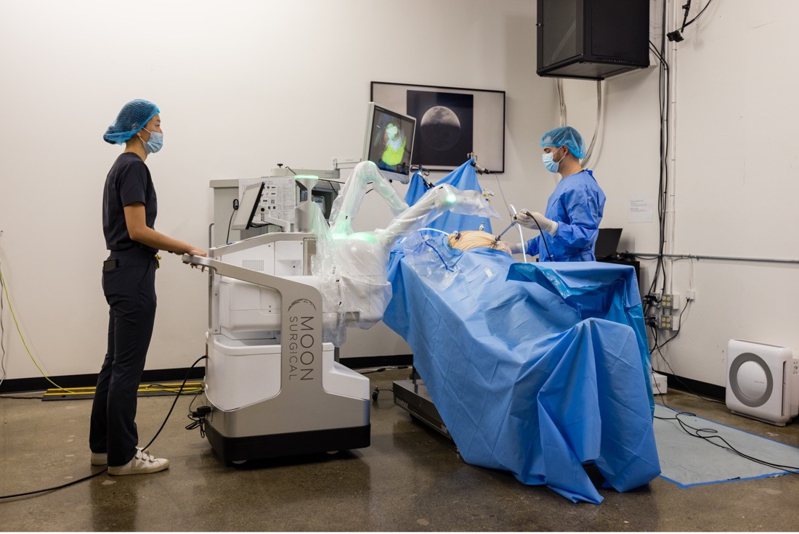 輝達不僅投資Moon Surgical，還幫忙解決手術機器人在技術監管方面的問題。美聯社