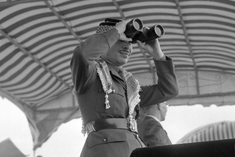 約旦國王胡笙參觀陸軍裝甲戰鬥群配合空軍砲兵的實兵攻擊項目，胡笙利用望遠鏡觀看演習精彩畫面。圖／聯合報系資料照片