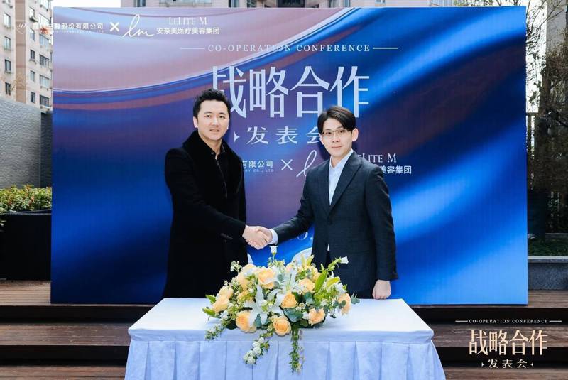 晶鑽生醫總經理謝佳憲（左）與上海安奈美醫療美容集團總裁施廷昆簽署合作意向書。晶鑽生醫／提供