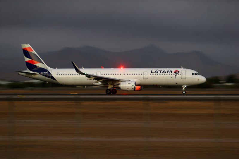 智利南美航空編號LA800航班的波音787-9「夢幻客機」11日從澳洲雪梨飛往紐西蘭奧克蘭的途中，因「技術問題」產生劇烈晃動，導致至少50人受傷。圖為南美航空客機示意圖，非當事班機。路透
