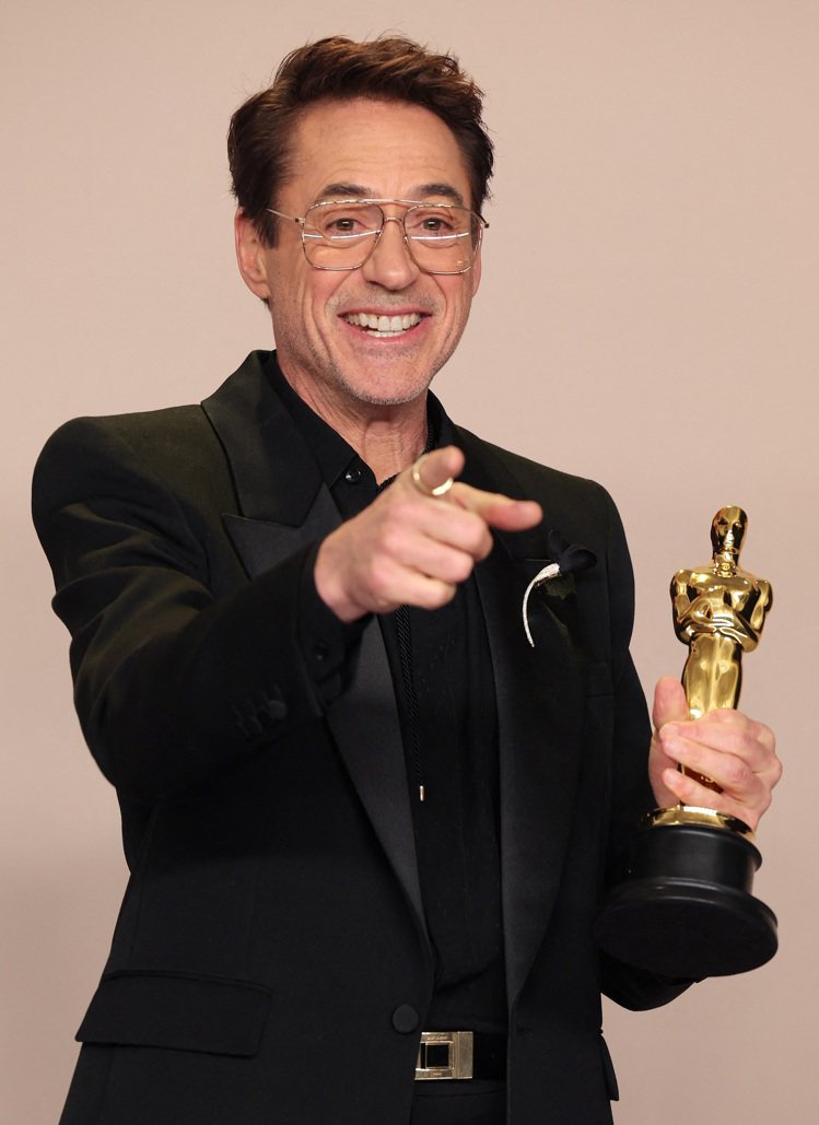 小勞勃道尼以「奧本海默」拿下奧斯卡獎最佳男配角獎。（路透）