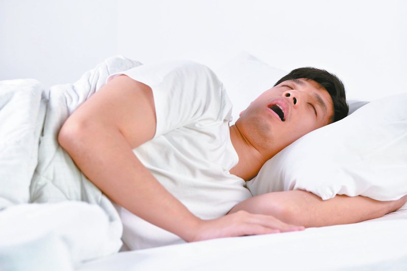 睡覺時打呼，可能會出現夜尿、睡眠品質不好等症狀。圖／123RF