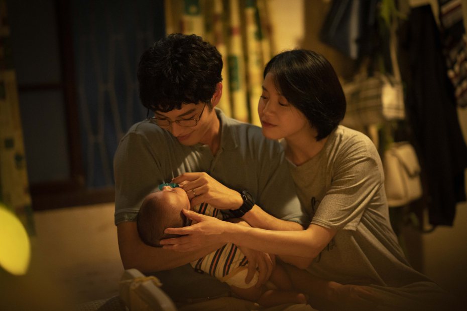 曹佑寧(左)、程予希在「華麗計程車行」升級新手爸媽，抱起小嬰兒超緊張。圖／華視、LINE TV提供