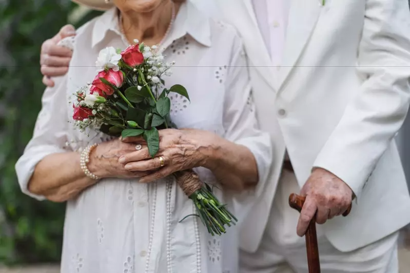 女性再婚時，退休福利可能會減少或終止；再婚還可能失去贍養費、撫卹金、醫療保險與其...