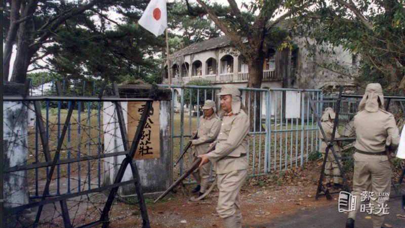 民視公司在花蓮市松園別館開拍「台灣奇案」，飾演日本兵的演員在大門口守衛情形。圖／聯合報系資料照(1999/11/25 范振和攝影)