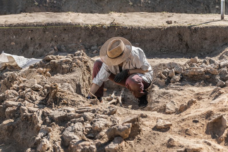 考古示意圖，研究人員於烏克蘭西部挖掘遠古碎石，可能是歐洲人類最古老的證據。 情境示意圖。圖／Ingimage