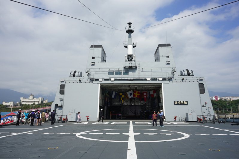 海軍敦睦遠航訓練支隊12日靠泊花蓮港，磐石軍艦開放民眾參觀。中央社