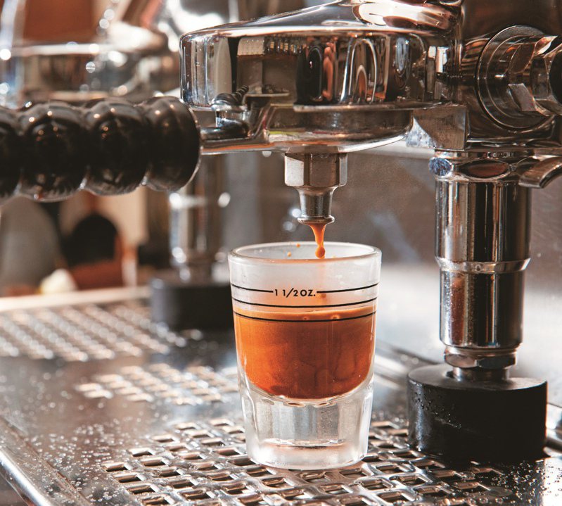 以咖啡機萃取的義式濃縮咖啡，可品嘗到咖啡表層醇厚油脂所散發的香氣。（攝影／賴智揚）