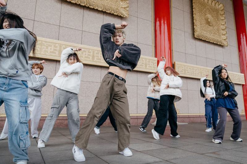 ▲Dancers across the city gather together to perfect their moves and formations. (Photo・Brown Chen)