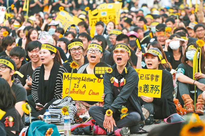 太陽花學運被視為是台灣本土身分認同抬頭的轉捩點。圖為當年反服貿占立院行動第六天。本報資料照片