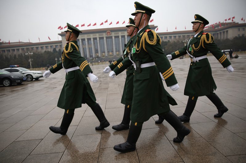 大陸國防部表示，3月11日，第14次中國與歐盟防務部門安全政策對話在北京舉行。圖為今年大陸全國兩會期間，解放軍在會場外巡邏。（歐新社）