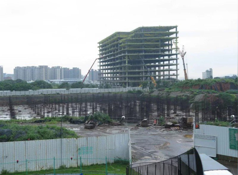 位於新竹市公道五路上的「藝文高地」的國際展演中心，2020年開工後統包商施工狀況不佳、工期嚴重落後。圖／報系資料照