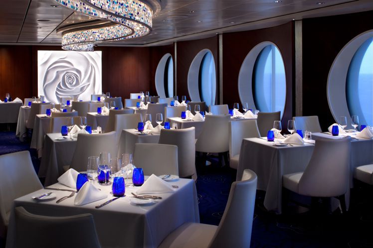 Aqua Class（極尚水療客房）獨享的Blu餐廳提供客製化卡路里餐點服務。圖／名人郵輪提供