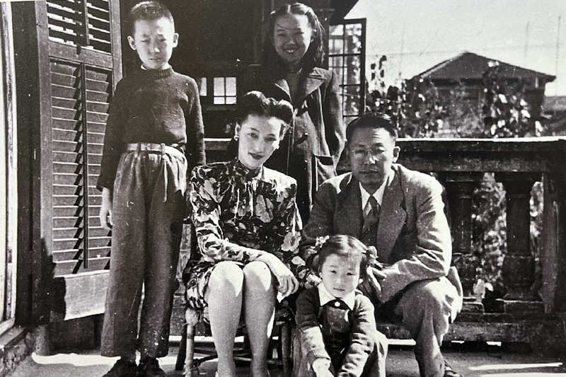 俞大綱夫婦與三個兒女攝於俞大維南京住宅。圖／俞啟木提供