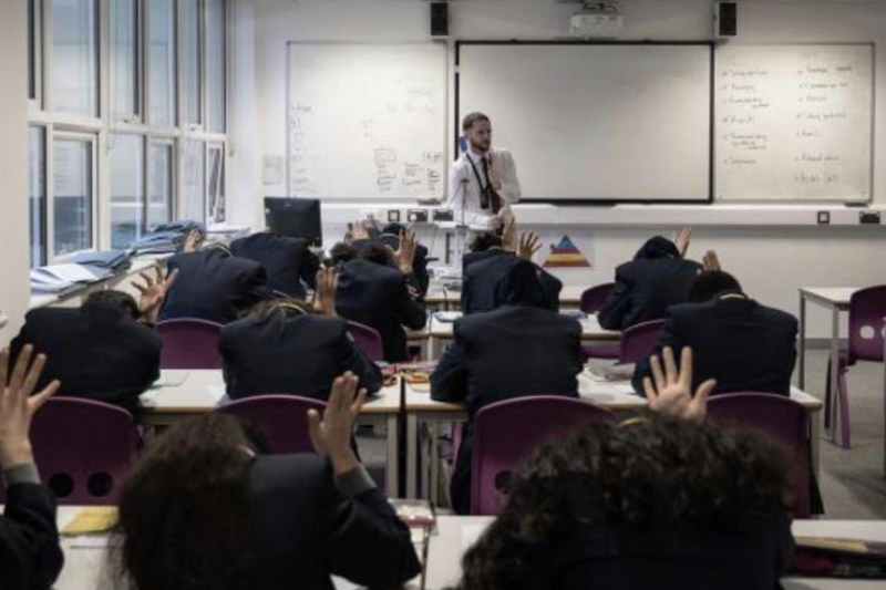 倫敦北部的米迦列社區學校嚴格管教學生，老師一個口令，全班學生一個動作。圖／紐約時報