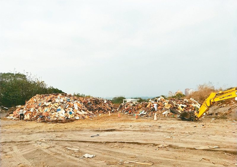嘉義市綠能永續環保園區資源回收暫置場上月20日失火，環保局加速清理堆放的資收，圖為現況。圖／嘉市環保局提供