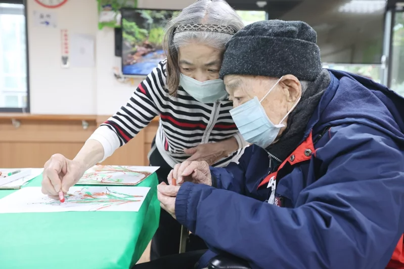 人口老化，老老照顧已成趨勢，七十多歲陳彩容（左）照顧一百歲父親，參加互助喘息計畫...