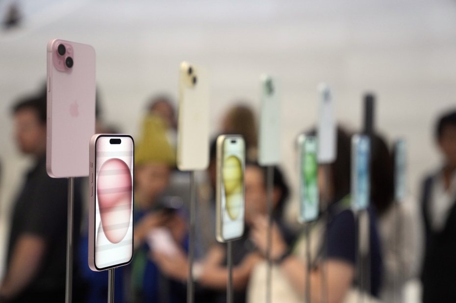 根據最新外媒實測結果，iPhone 15 Plus和iPhone 15 Pro Max的續航力已經退居在第10名以後，被其他品牌的手機超越。（美聯社）