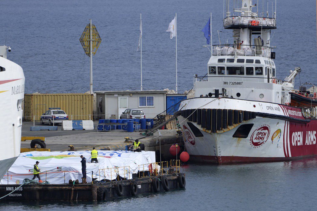 西班牙人道組織「敞開雙臂」的同名物資船，預計將花費2天駛達加薩，但當地港口碼頭還...