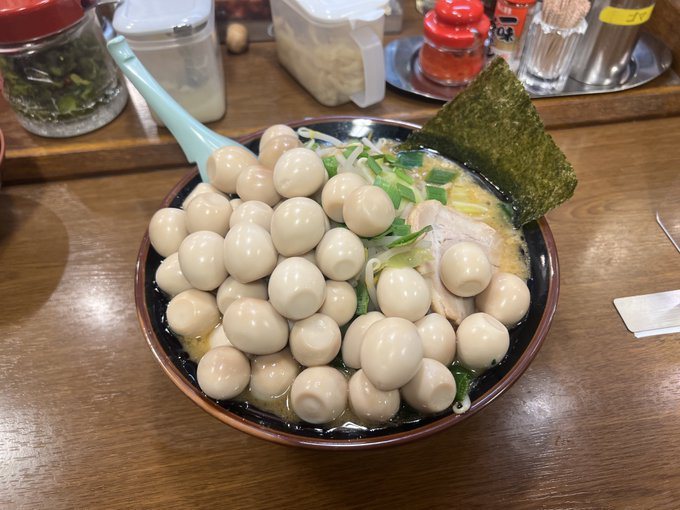 一名日本民眾點拉麵為了加點8顆鵪鶉蛋，買了8張鵪鶉蛋配料券，沒想到拉麵端上桌讓他傻眼了。圖／擷自X平台