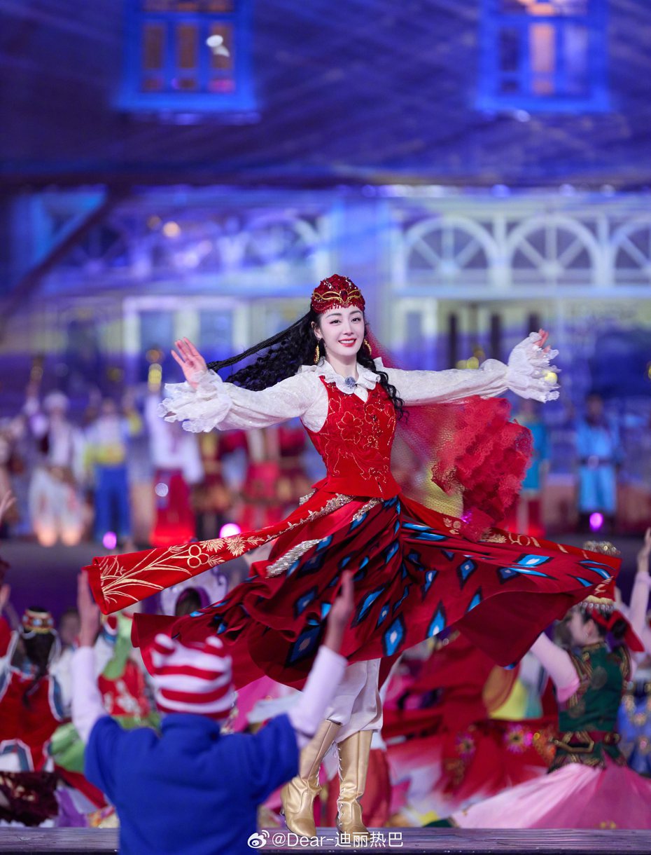 迪麗熱巴早前在春晚節目中表演跳新疆舞。圖／截自微博／迪麗熱巴