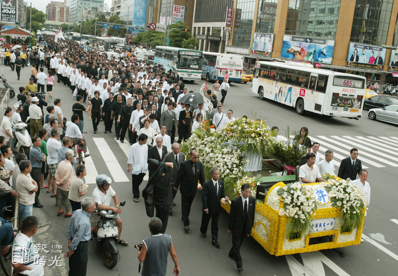 台灣黑道教父「蚊哥」許海清昨天在第一殯儀館舉行出殯儀式。台、日、澳門等地道上兄弟都出席致意。身著「黑」、「白 」素色衣服的兄弟，不分派別送「蚊哥」最後一程。圖／聯合報系資料照（2005/05/29 黃義書攝影）