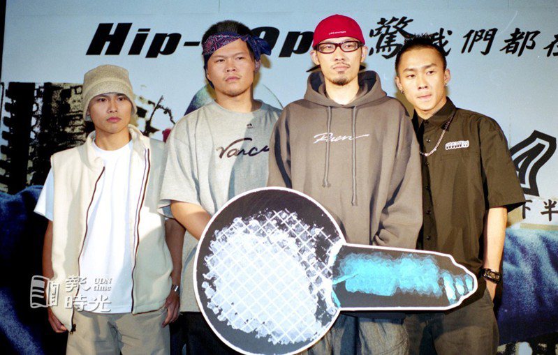 Hip-pop饒舌歌手Mc Hotdog（姚中仁）（右二），舉辦記者會宣傳亞洲街頭樂勢力演唱會。圖為大支（左二）。圖／聯合報系資料照(2001/10/23  張哲鳴攝影)
