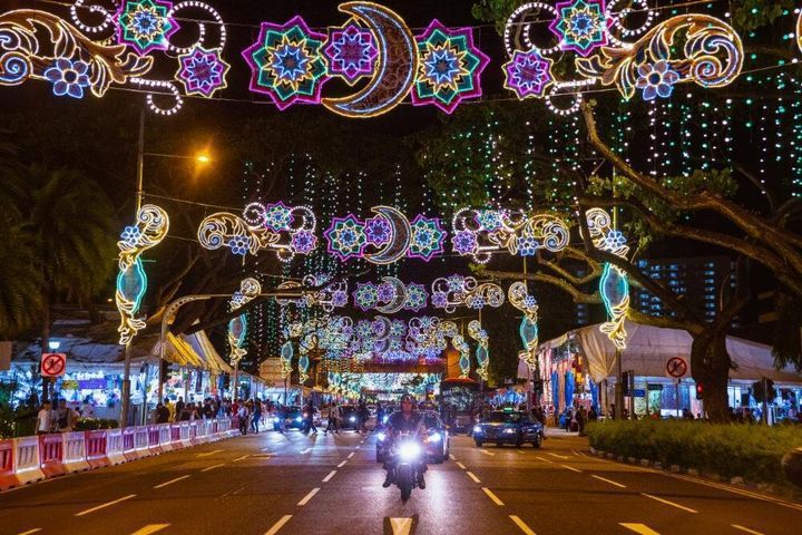 在一年一度的芽籠士乃齋戒月市集內，有亮燈與節慶活動。　圖：新加坡旅遊局（Visit Singapore Official Site）／來源