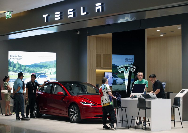 特斯拉（Tesla）在泰國曼谷設立的一處Model 3快閃體驗店。  歐新社