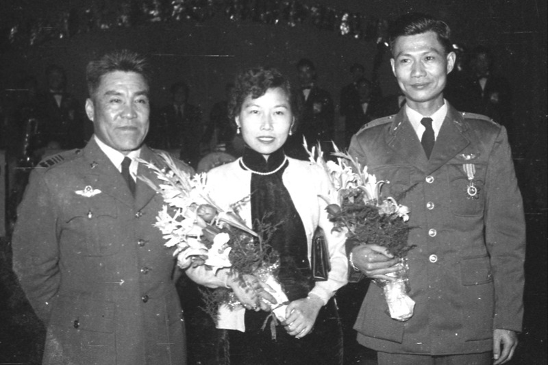 1956年3月14日，空軍少校李盛林（右起）、太太田金與時任空軍總司令王叔銘合影。圖／聯合報系資料照片