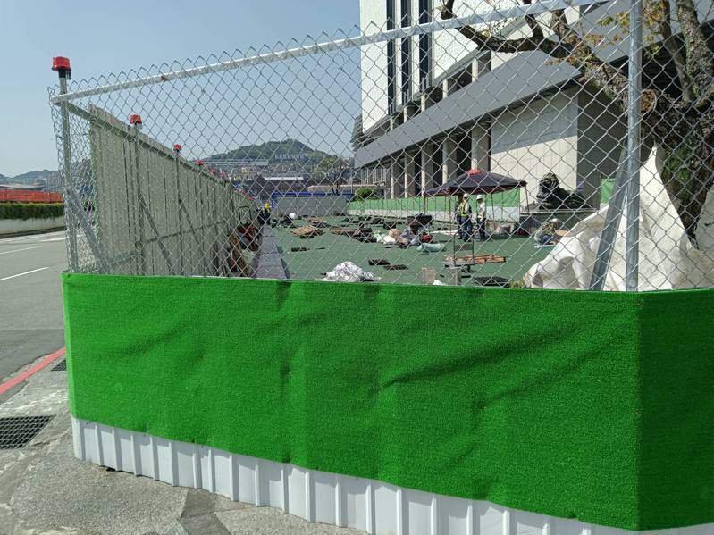 基市府在文化中心广场设围篱铺设人工草皮，完成后将可成为民众游憩空间。记者邱瑞杰／摄影
