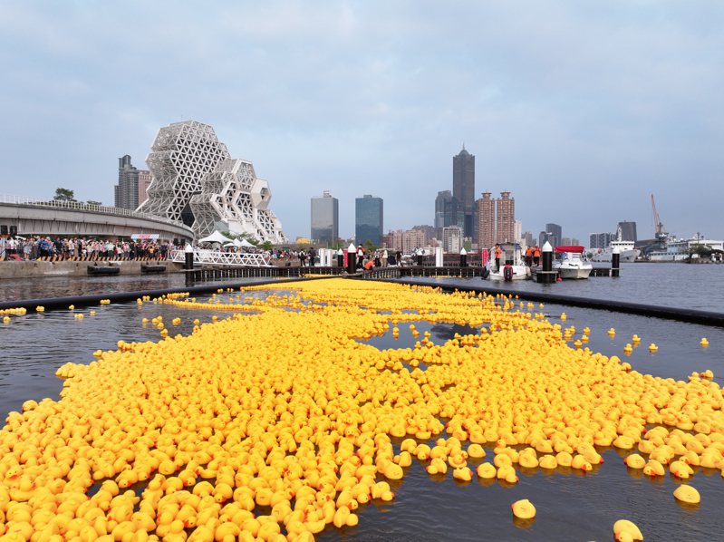 高市「港快跑鴨」競速漂流摸彩活動，在大港橋水域投入1.5萬隻小鴨，場面盛大。記者王昭月／翻攝