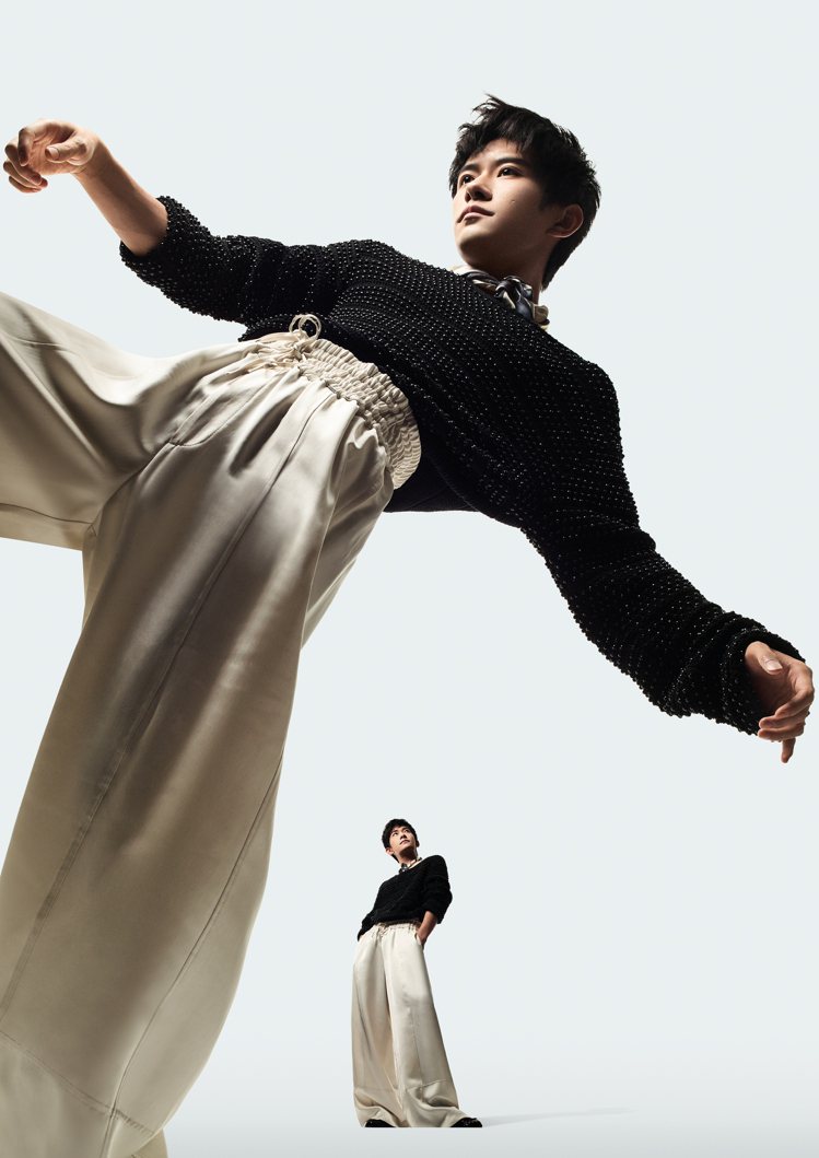 義大利時裝品牌Emporio Armani曝光由中國歌手暨演員易烊千璽所詮釋的春夏形象大片。圖／Emporio Armani提供