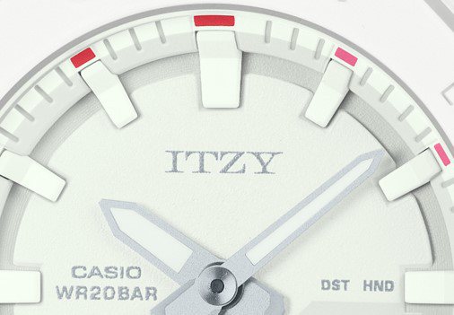 G-SHOCK聯名ITZY系列表款，表盤上的時刻部分採用如彩虹般的色彩點綴，ITZY的Logo則被點綴在12點鐘位置。圖／CASIO提供