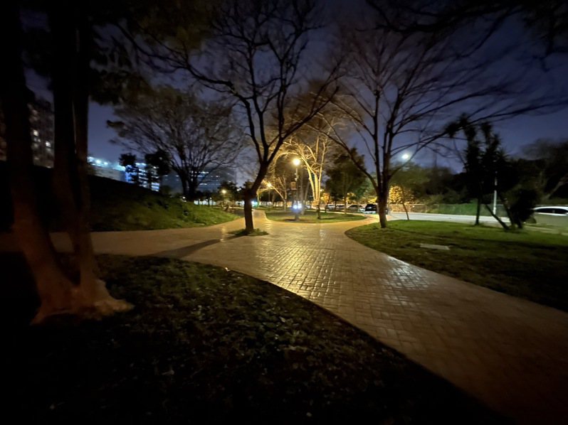 新竹縣AI智慧園區公園啟用後成為孩子遊樂新天地，不過卻有民眾反應，公園周遭燈光昏暗，散步都會怕。圖／代表游雅婷提供