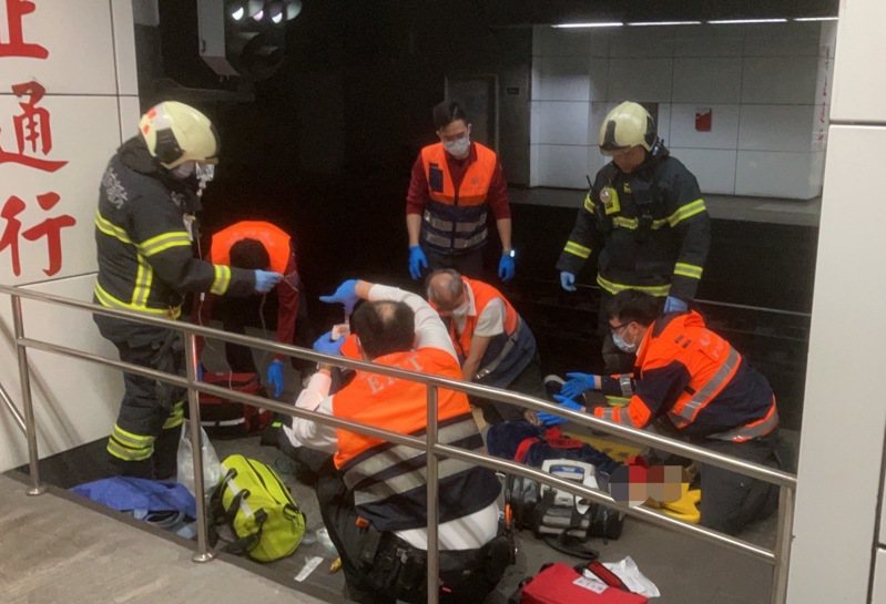 台铁松山火车站月台今天下午惊传撞击意外，一名男子头部遭火车重创，当场没有呼吸心跳，紧急送医不治身亡。记者翁至成／翻摄