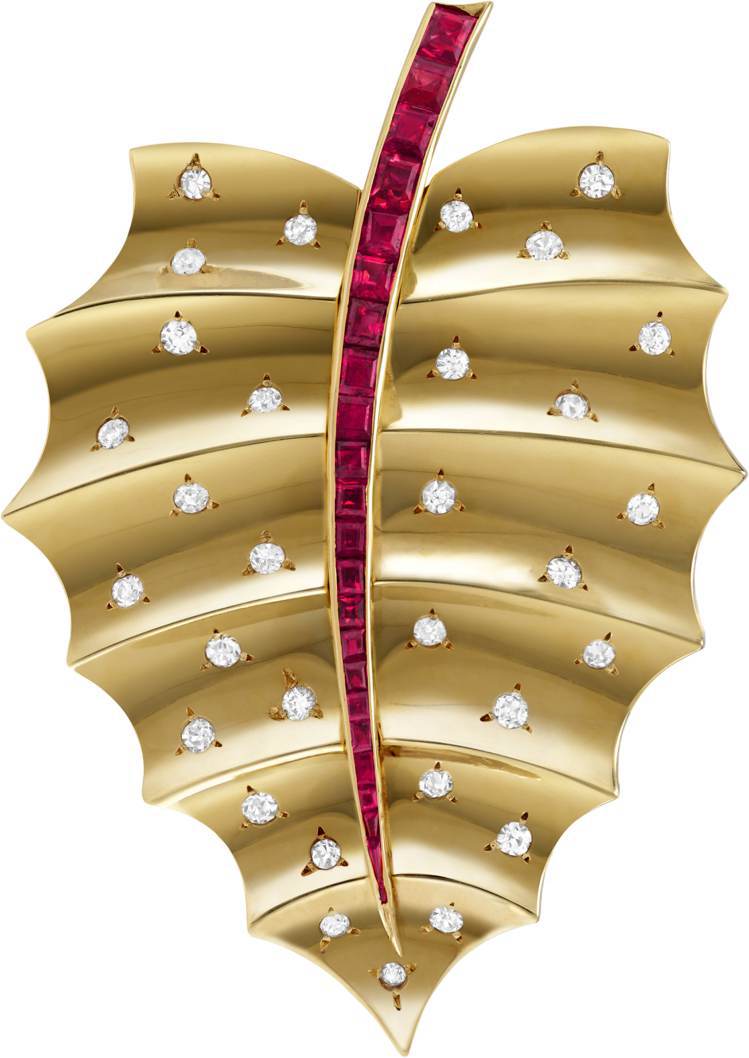 梵克雅寶展出Heritage典藏系列作品Leaf胸針，1943年，黃K金鑲嵌紅寶石、鑽石。圖／梵克雅寶提供