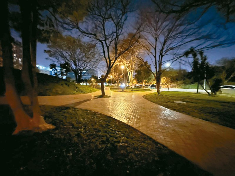新竹縣AI智慧園區公園啟用後成為孩子遊樂新天地，不過卻有民眾反映，公園周遭燈光昏暗，散步都會怕。圖／游雅婷提供