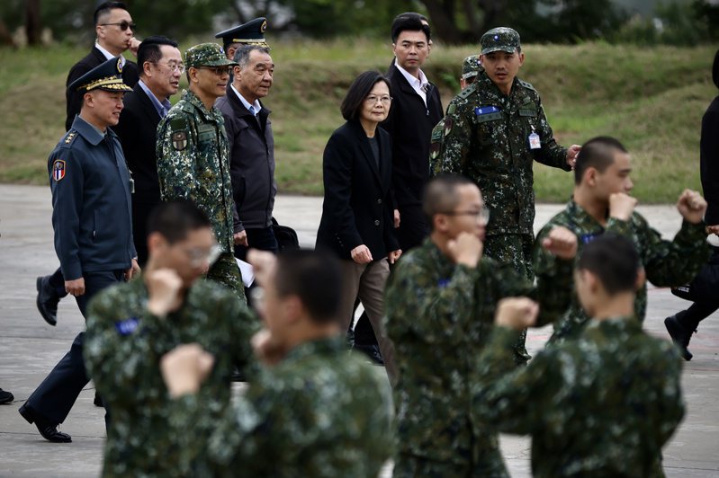 2月6日，新竹一處國軍基地舉行訓練，總統蔡英文（中）到場視察。歐新社