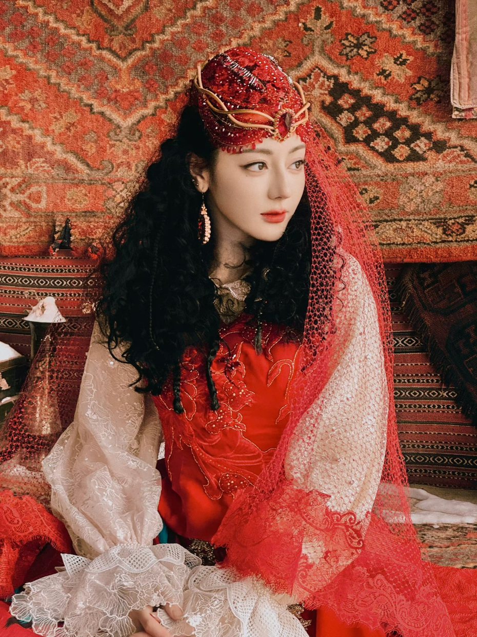 迪麗熱巴身穿大紅色傳統服飾美炸。圖／摘自微博