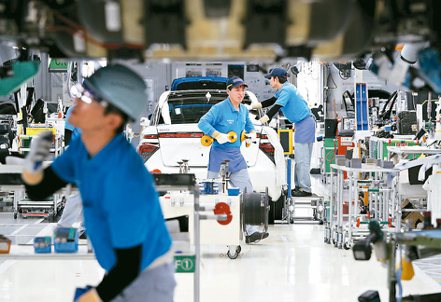 日本大型雇主紛紛宣布30年來最大調薪幅度，揮別「失落的數十年」。 （路透）