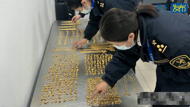 中國海關總署14日（周三）稱，近日北京海關所屬首都機場海關關員查獲一名入境旅客在外衣口袋夾層偷藏重逾2.6公斤的黃金首飾。（中國海關總署微信公眾號）