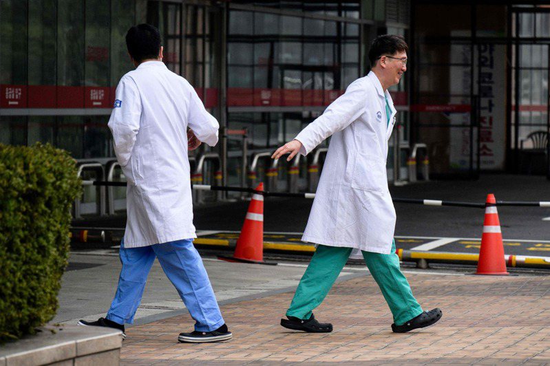 韓國政府2月初為解決醫療需求，推動每年新增2000名醫學生政策，造成醫師罷工潮持續，韓國政府再度表示，新增醫師8成將分配至非首都圈，減少5大醫院的集中就醫狀況。圖／法新社資料照